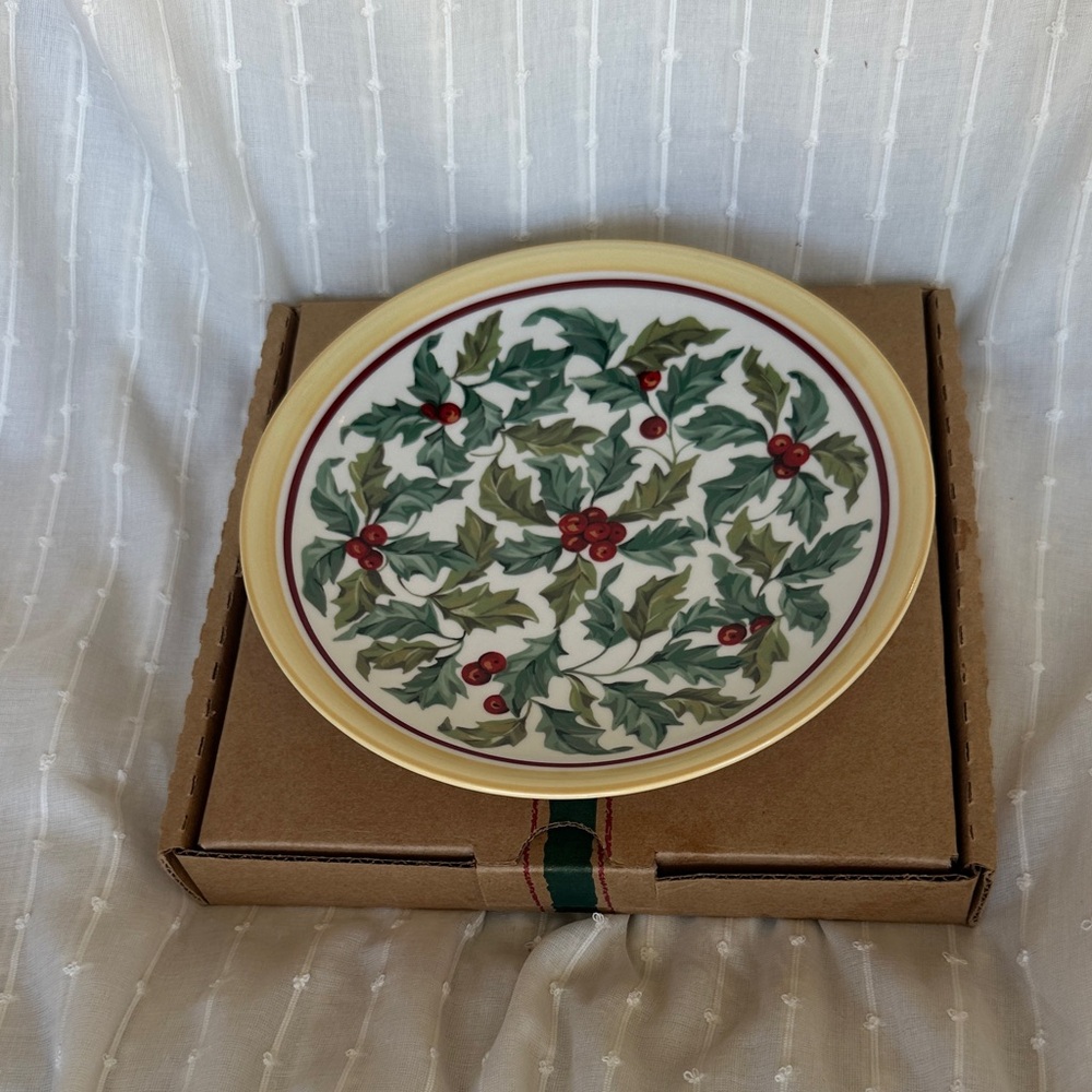 Longaberger Pottery Plate “American Holly” lunch plate